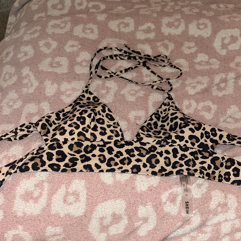 Super cute top/ just doesn’t fit me!